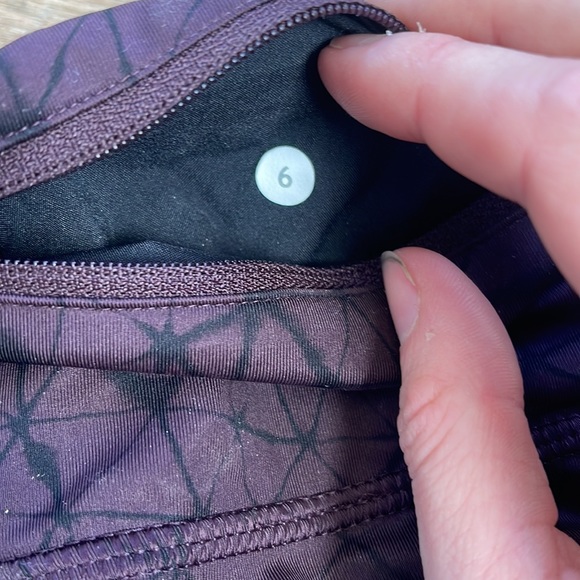 Lululemon maroon 3/4 length leggings - size 6 - Picture 3 of 4